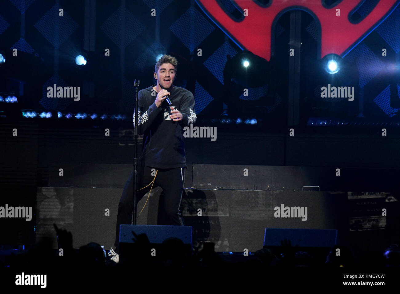 Philadelphia, Stati Uniti d'America. 06 Dic, 2017. Il Chainsmokers eseguire sul palco durante il Q102's iHeartRadio Jingle Ball 2017 presso la Wells Fargo Center di Philadelphia, PA, il 6 dicembre 2017. Credito: Bastiaan Slabbers/Alamy Live News Foto Stock