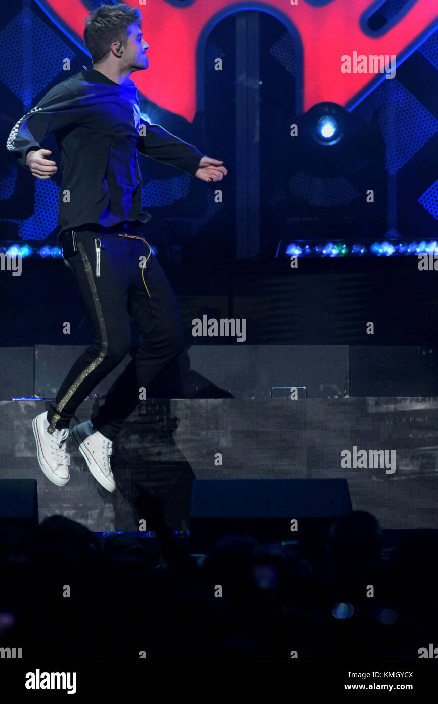 Philadelphia, Stati Uniti d'America. 06 Dic, 2017. Il Chainsmokers eseguire sul palco durante il Q102's iHeartRadio Jingle Ball 2017 presso la Wells Fargo Center di Philadelphia, PA, il 6 dicembre 2017. Credito: Bastiaan Slabbers/Alamy Live News Foto Stock