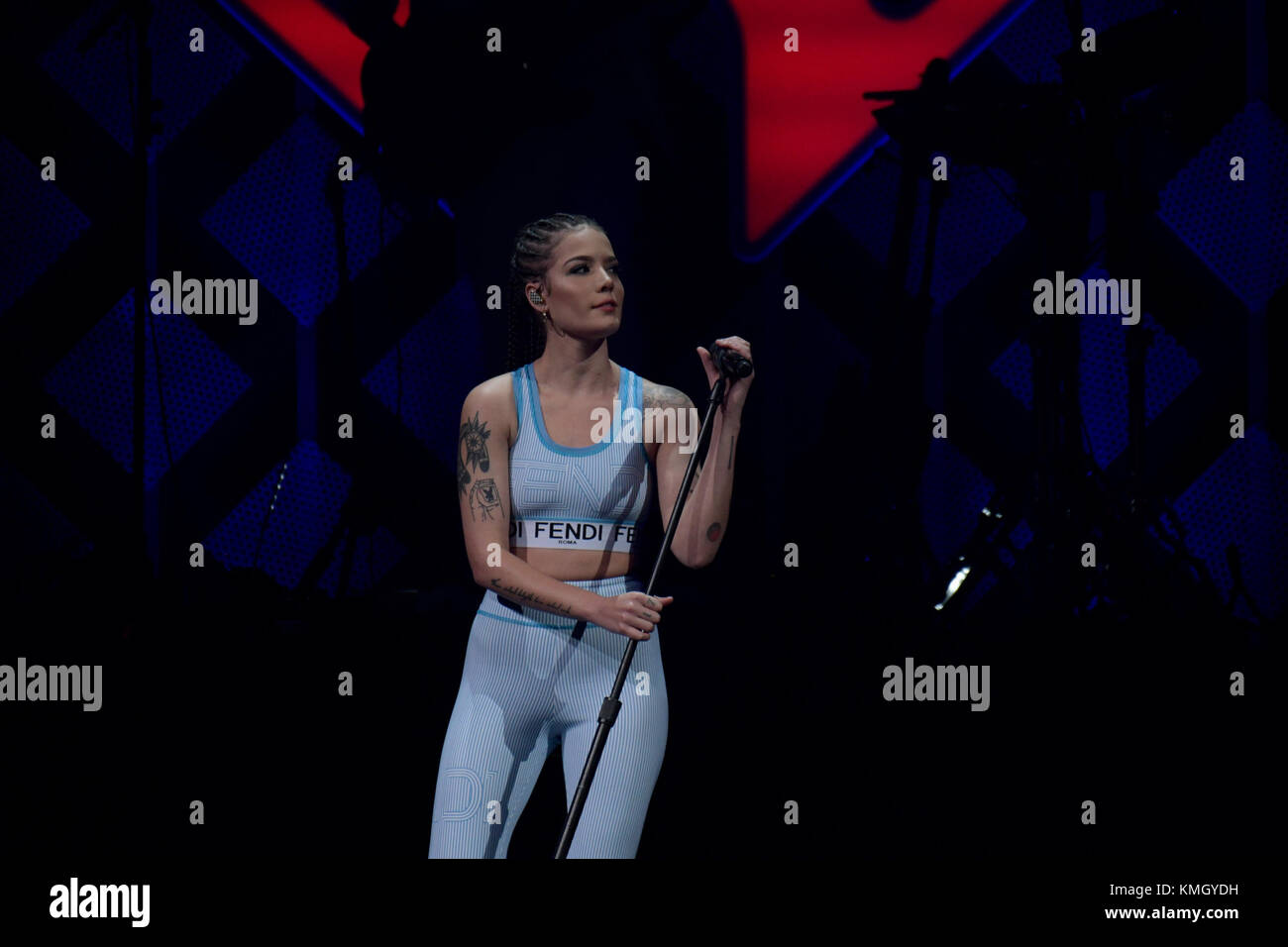 Philadelphia, Stati Uniti d'America. 06 Dic, 2017. Halsey esegue sul palco durante il Q102's iHeartRadio Jingle Ball 2017 presso la Wells Fargo Center di Philadelphia, PA, il 6 dicembre 2017. Credito: Bastiaan Slabbers/Alamy Live News Foto Stock