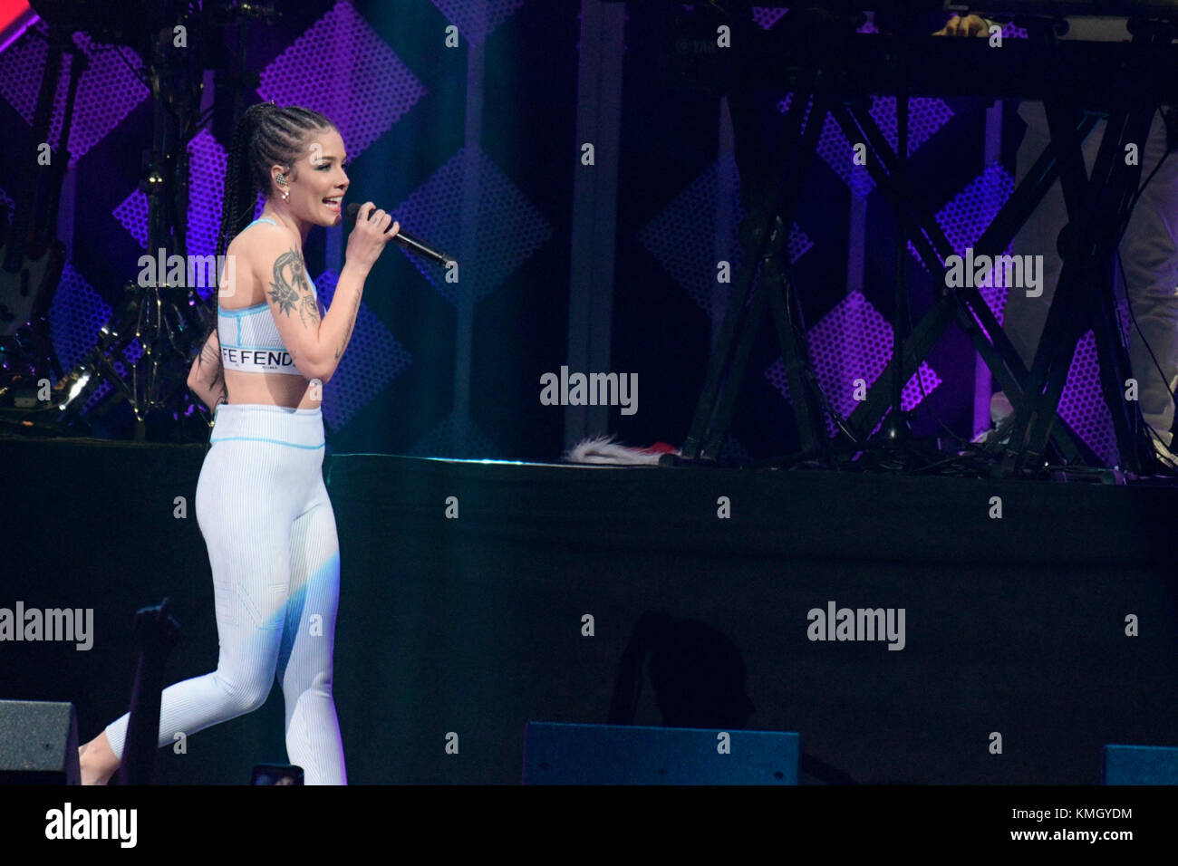 Philadelphia, Stati Uniti d'America. 06 Dic, 2017. Halsey esegue sul palco durante il Q102's iHeartRadio Jingle Ball 2017 presso la Wells Fargo Center di Philadelphia, PA, il 6 dicembre 2017. Credito: Bastiaan Slabbers/Alamy Live News Foto Stock