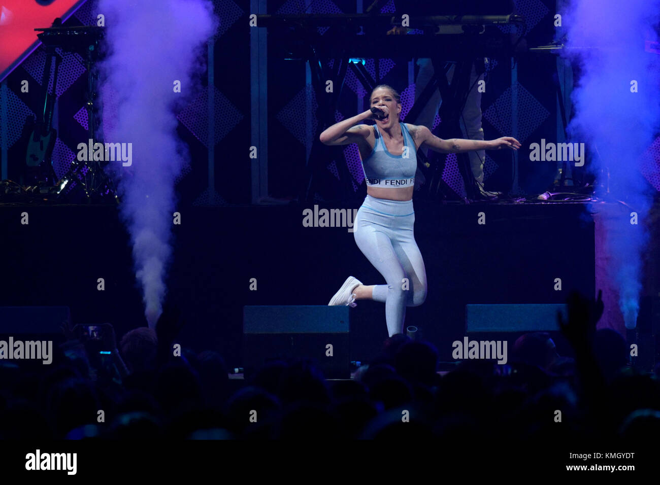 Philadelphia, Stati Uniti d'America. 06 Dic, 2017. Halsey esegue sul palco durante il Q102's iHeartRadio Jingle Ball 2017 presso la Wells Fargo Center di Philadelphia, PA, il 6 dicembre 2017. Credito: Bastiaan Slabbers/Alamy Live News Foto Stock