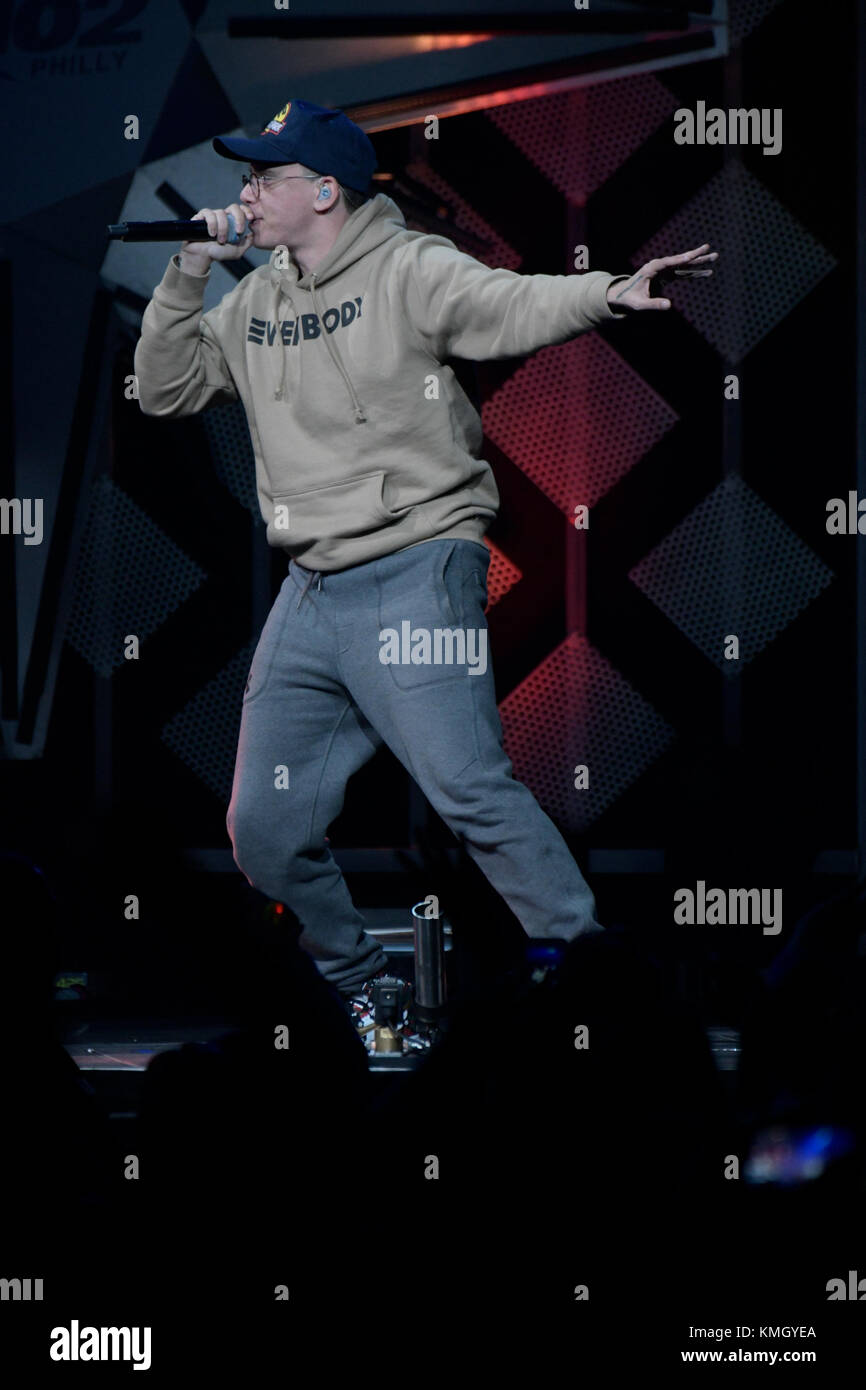 Philadelphia, Stati Uniti d'America. 06 Dic, 2017. Eseguire logica sul palco durante il Q102's iHeartRadio Jingle Ball 2017 presso la Wells Fargo Center di Philadelphia, PA, il 6 dicembre 2017. Credito: Bastiaan Slabbers/Alamy Live News Foto Stock