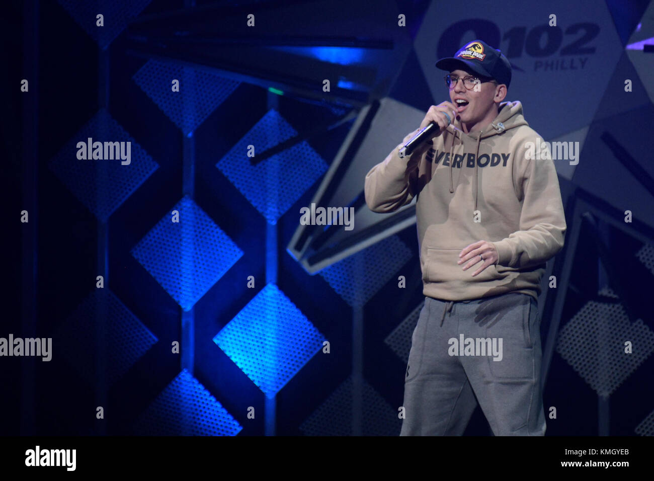 Philadelphia, Stati Uniti d'America. 06 Dic, 2017. Eseguire logica sul palco durante il Q102's iHeartRadio Jingle Ball 2017 presso la Wells Fargo Center di Philadelphia, PA, il 6 dicembre 2017. Credito: Bastiaan Slabbers/Alamy Live News Foto Stock