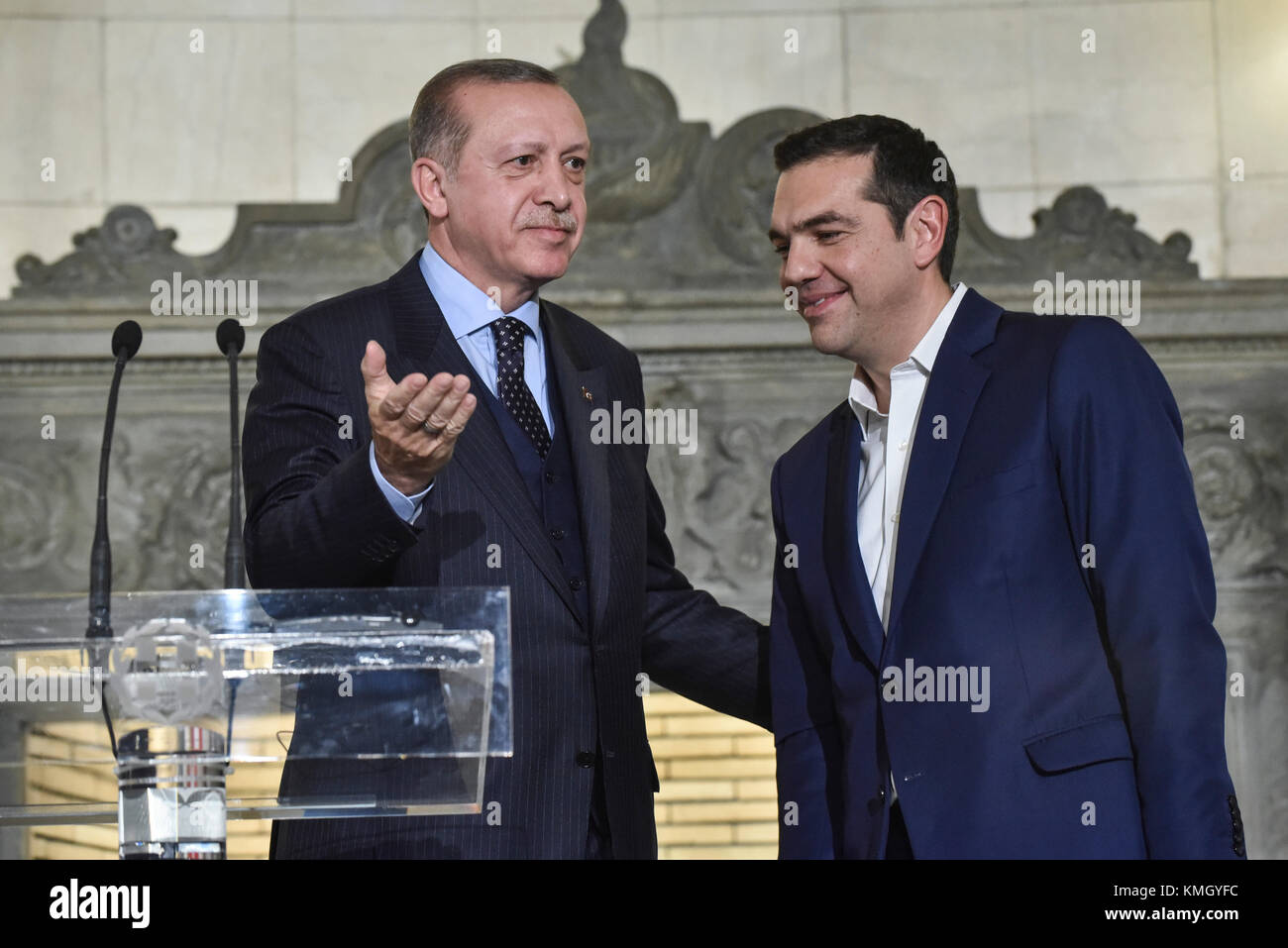 Athens, Grecia - 7 Dicembre 2017: Primo ministro greco Alexis Tsipras (R) e Presidente turco Recep Tayyip Erdogan (L) nel corso di una conferenza stampa congiunta in Atene Credito: VASILIS VERVERIDIS/Alamy Live News Foto Stock