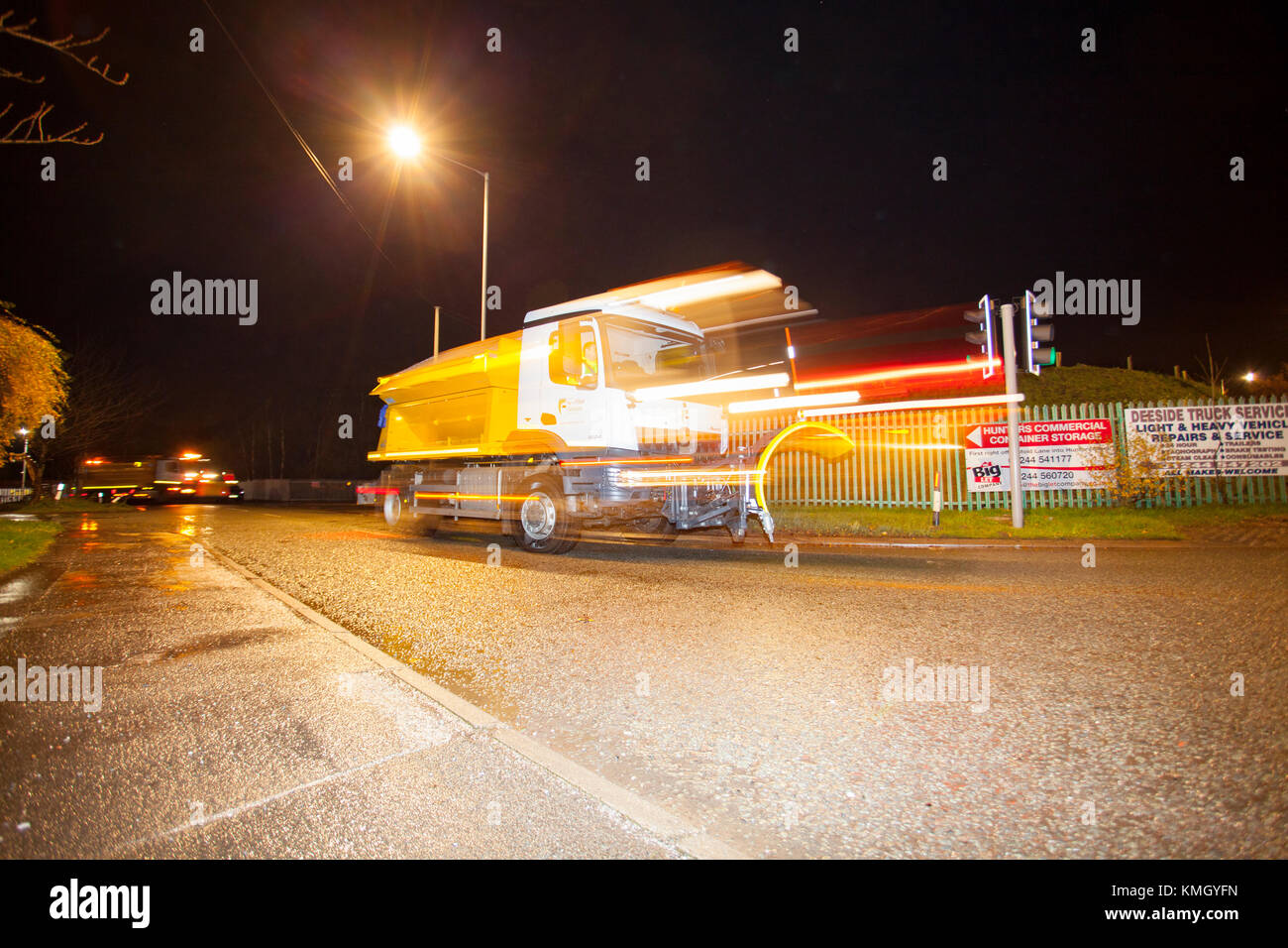 Flintshire Consiglio Gritters e Snow Plough lasciando cantiere in Altami Flintshire per affrontare le strade che presto saranno coperte di neve in inverno, Dicembre, Flintshire, Wales, Regno Unito Foto Stock