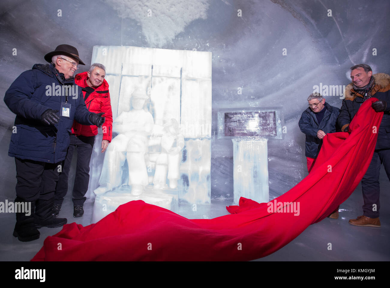 Interlaken, Svizzera. 7 dicembre 2017. Eugene Chaplin (i L), figlio della leggenda dello schermo Charlie Chaplin, e lo scultore britannico John Doubleday (II R), partecipano alla cerimonia di inaugurazione della scultura di ghiaccio di Chaplin sulla sella Jungfraujoch, vicino a Interlaken, Svizzera, 7 dicembre 2017. La scultura di ghiaccio è stata realizzata per celebrare il 40° anniversario della morte di Charlie Chaplin. Crediti: Xu Jinquan/Xinhua/Alamy Live News Foto Stock