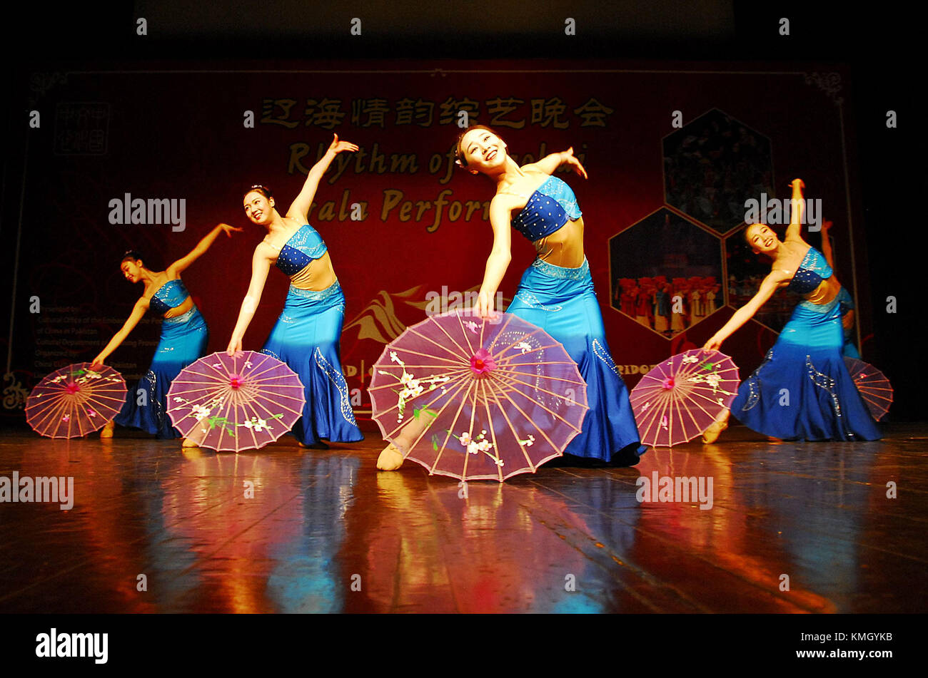Islamabad. Il 7 dicembre, 2017. artisti cinesi eseguire durante il ritmo di liaohai prestazioni di gala a Islamabad, la capitale del Pakistan sul dec. 7, 2017. Credito: saadia seher/xinhua/alamy live news Foto Stock