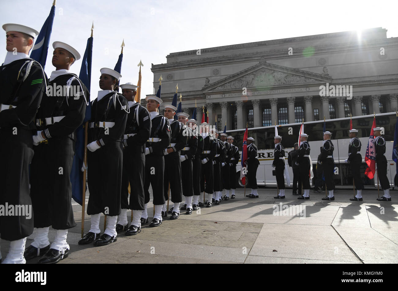 Washington, unire gli Stati, Stati Uniti d'America. Il 7 dicembre, 2017. membri della marina degli Stati Uniti la guardia d'onore partecipare alla 76th commemorazione su attacco di Pearl harbor presso la marina memorial plaza in Washington, DC, Stati Uniti, su dec. 7, 2017. Il Giappone ha lanciato un sneak attacco a Pearl Harbor Naval base sull'isola di Oahu nelle Hawaii nel 1941, uccidendo più di 2.400 di personale militare degli Stati Uniti e dei civili. Il giorno successivo, quindi il presidente Franklin Roosevelt ha chiesto il congresso per una dichiarazione di guerra contro il Giappone, che ha lanciato il coinvolgimento americano nella II guerra mondiale. Credito: yin bogu/xinhua/alamy live news Foto Stock