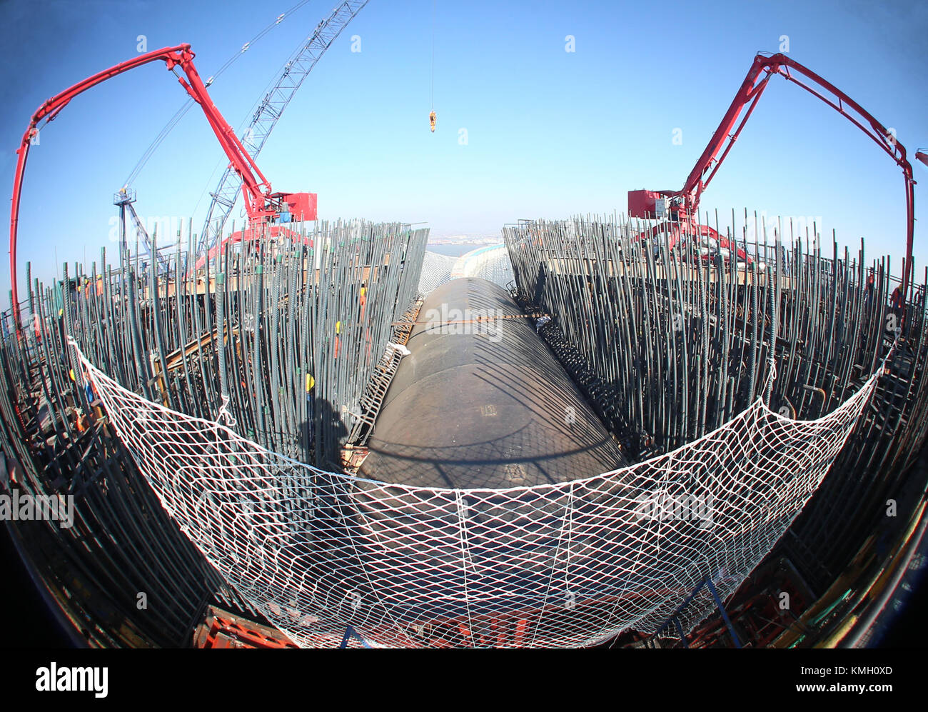 Nantong. 8 dicembre 2017. La foto scattata l'8 dicembre 2017 mostra il cantiere del ponte sul fiume Shanghai-Nantong trans-Yangtze a Nantong, nella provincia cinese di Jiangsu. Il ponte combinato Shanghai-Nantong, che si estende sul fiume Yangtze, è lungo 11 chilometri ed è composto da quattro linee ferroviarie e sei corsie autostradali. La campata principale del ponte è di 1.092 metri, la più grande al mondo per un ponte ferroviario-superstrada strallato. La costruzione del ponte è iniziata nel 2014, e si prevede che ci vorranno più di cinque anni per completarlo. Crediti: Xu Congjun/Xinhua/Alamy Live News Foto Stock