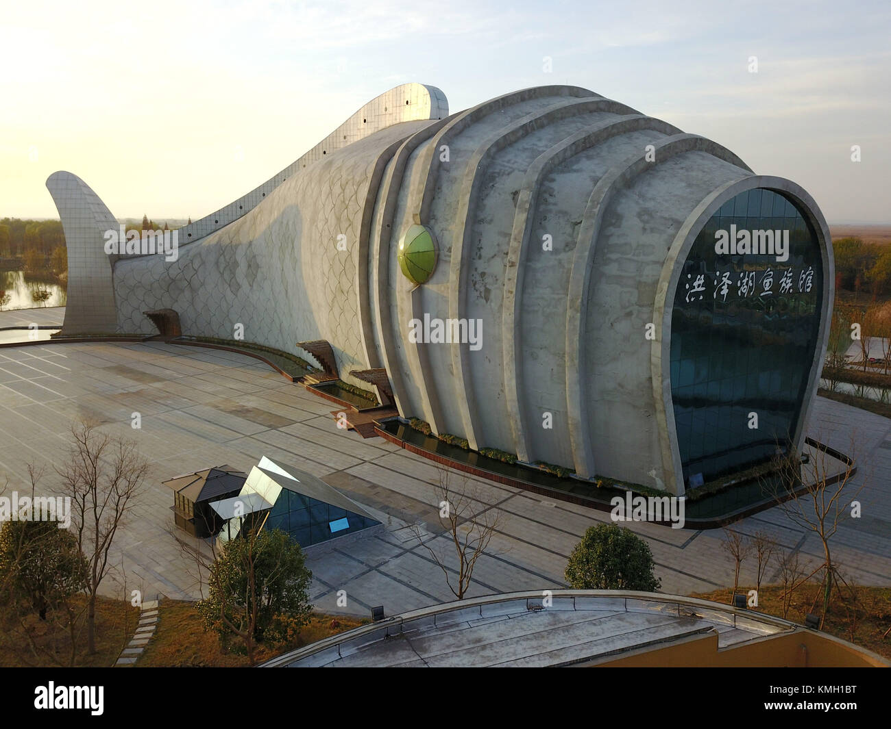 Sihong. 9 dicembre 2017. La foto scattata il 9 dicembre 2017 mostra l'acquario a forma di pesce nell'area panoramica della zona umida del lago Hongze nella contea di Sihong, nella provincia cinese di Jiangsu. L'acquario misura 99 metri di lunghezza, 26 metri di altezza e 18 metri di larghezza. Crediti: Xu Changliang/Xinhua/Alamy Live News Foto Stock