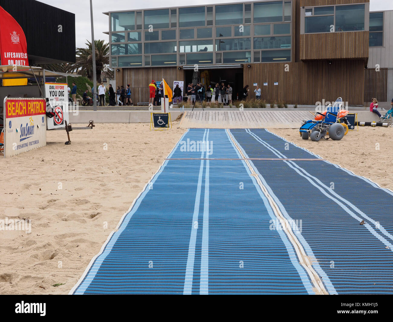 St Kilda, Melbourne, Australia. 9 dicembre, 2017. St Kilda è ora a casa in Australia 's più accessibile beach, a seguito di Port Phillip Consiglio di lanciare oggi di spiaggia carrozzina e materassino per assicurarsi che le persone con disabilità possano godere di una giornata alla Baia. Foto Stock