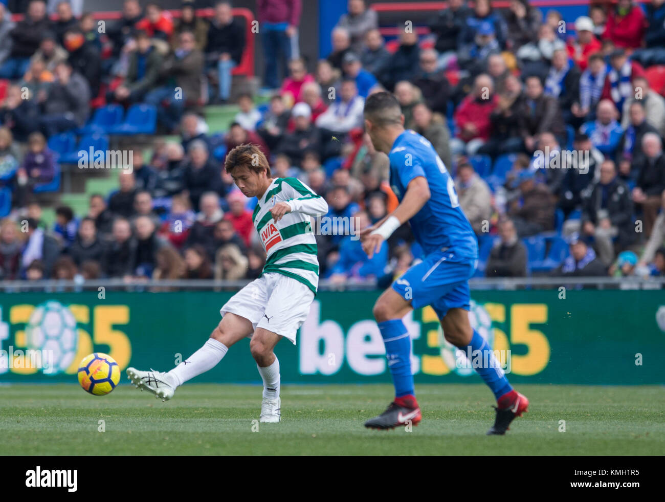 Getafe, Spagna. 9 dicembre 2017. (8) Takashi Inui durante la partita di calcio spagnola della Liga tra Getafe C.. F e S.. D Eibar, allo stadio Coliseum Alfonso Perez, a Getafe, Spagna, sabato, dicembre, 9, 2017. Crediti: Gtres Información más Comuniación on line, S.L./Alamy Live News Foto Stock