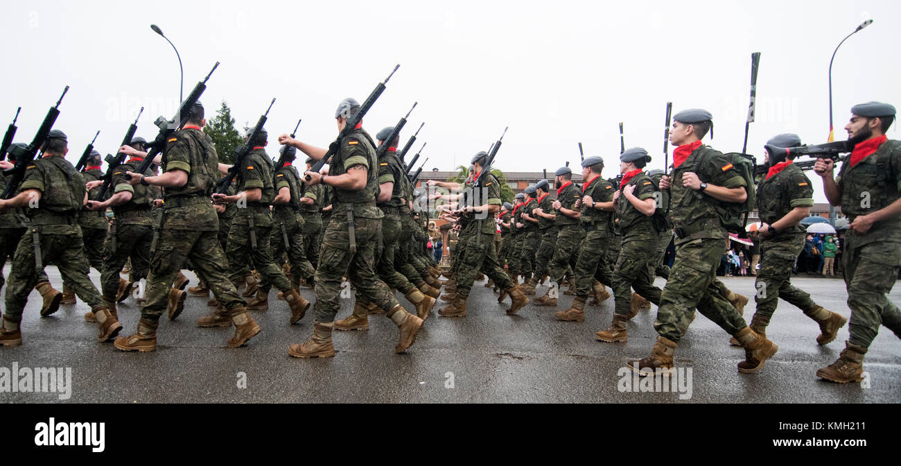 Noreña, Spagna. 9 dicembre, 2017. Parata militare durante la festa del santo Patrono della fanteria a Cabo Noval caserma su Decemberber 9, 2017 in Noreña, Spagna. ©David Gato/Alamy Live News Foto Stock