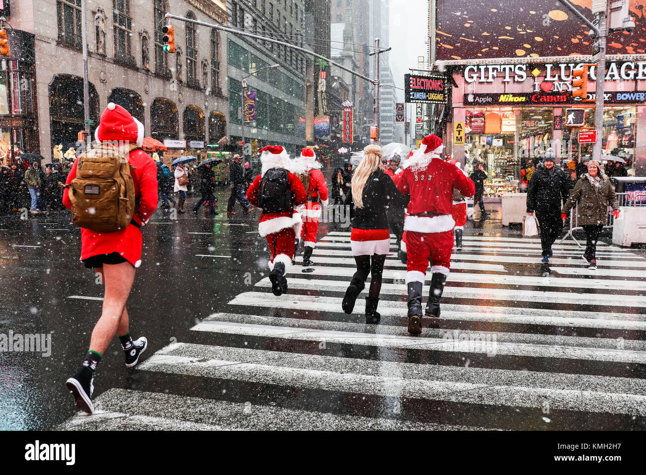 New York, Stati Uniti d'America. 9 dicembre, 2017. SantaCon partecipanti sono visti in Times Square durante la neve storming di New York City questo sabato, 09. Foto: VANESSA CARVALHO/BRASILE PHOTO PRESS/Alamy Live News Foto Stock