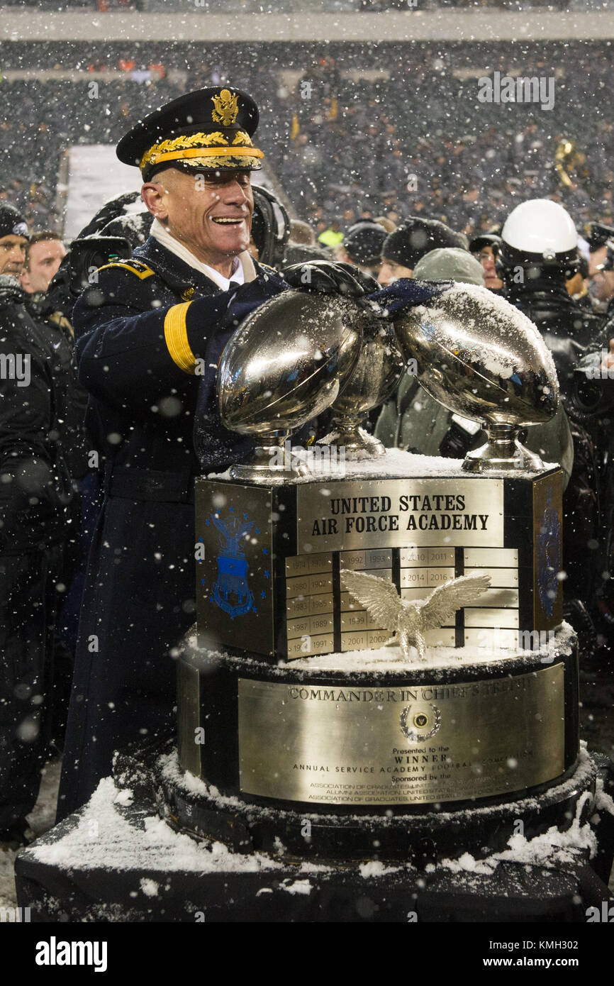 Philadelphia, PA, Stati Uniti d'America. 09Dec, 2017. Il Tenente Generale Robert L. Caslen Jr., sovrintendente di U.S. Accademia militare è entusiasta di accettare Commander-In-capi Trofeo dopo la 118a edizione del gioco Army-Navy tra l esercito cavalieri neri e la marina militare aspiranti guardiamarina presso il Lincoln Financial Field di Philadelphia, PA. L'esercito cavalieri neri sconfiggere la Marina aspiranti guardiamarina 14-13. Credito: Kostas Lymperopoulos/CSM, Credito: csm/Alamy Live News Foto Stock