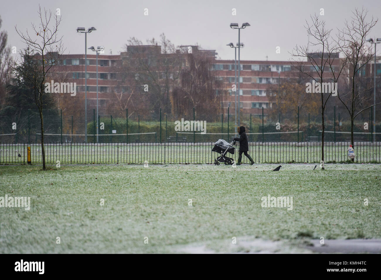 Clapham Common, Londra, Regno Unito. 10 dicembre, 2017. Famiglie avvolgere bene come testa fuori per l'aria fresca - la luce e la neve cade su Clapham Common e poi si alterna con nevischio. Londra 10 Dic 2017. Credito: Guy Bell/Alamy Live News Foto Stock