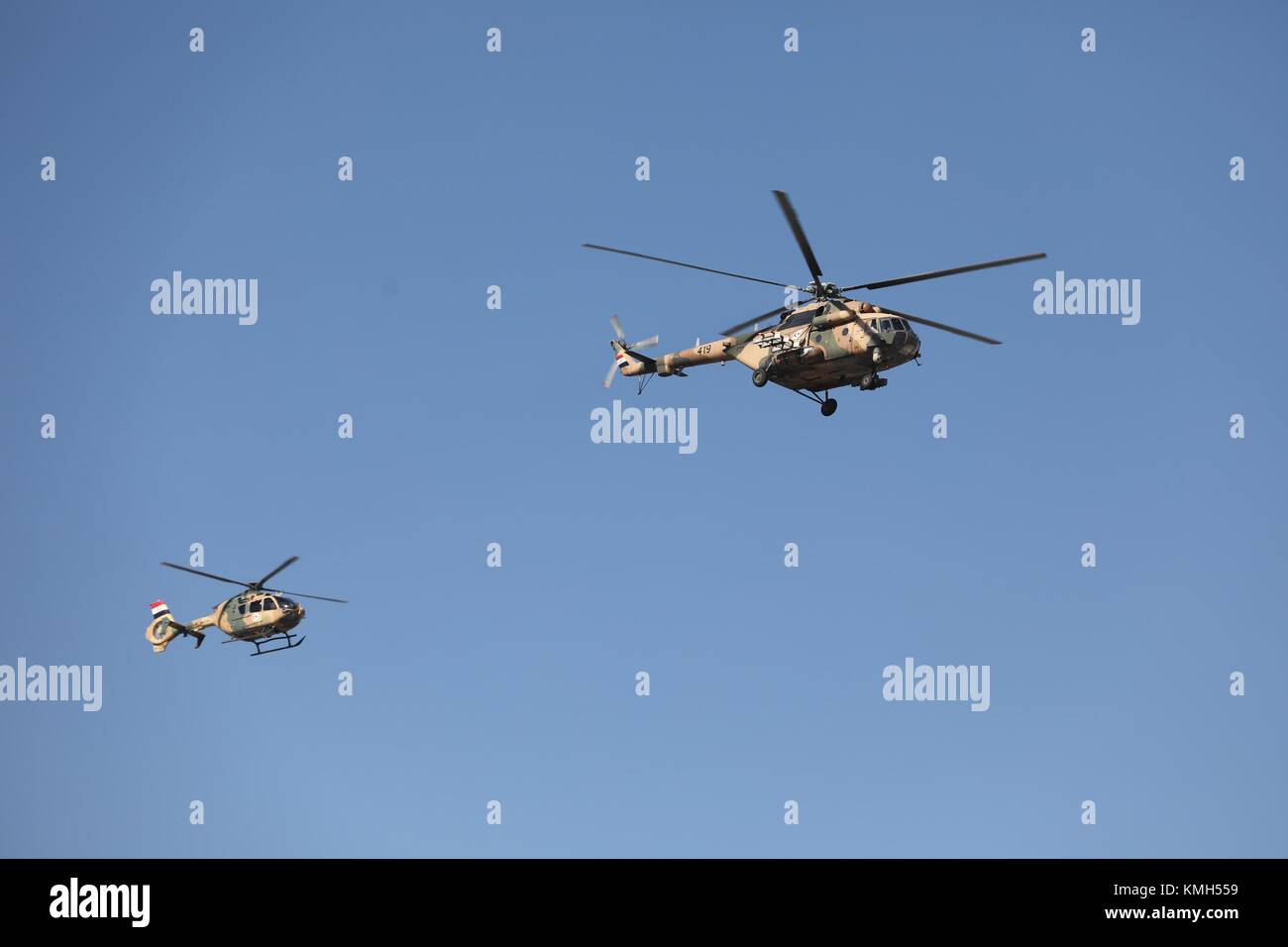 Baghdad. Decimo Dec, 2017. Militari iracheni elicotteri volare su Baghdad durante una parata militare a Dic. 10, 2017. In Iraq le Domenica militare sfilavano a Baghdad la zona verde per festeggiare la liberazione completa delle terre irachene da uno Stato islamico (SI) group. Credito: Khalil Dawood/Xinhua/Alamy Live News Foto Stock