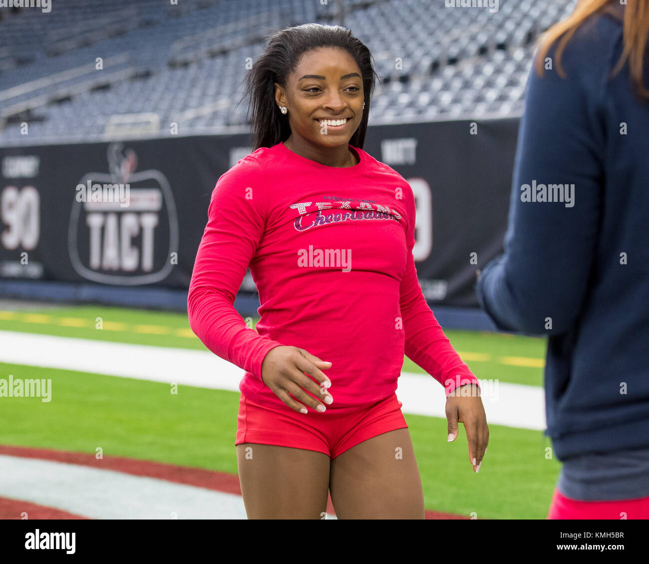 Houston, TX, Stati Uniti d'America. Decimo Dec, 2017. Ginnasta olimpionica Simone Biles passeggiate sul campo durante la preparazione per eseguire come un membro onorario della Houston Texans Cheerleaders al NFL di una partita di calcio tra la Houston Texans e San Francisco 49ers a NRG Stadium di Houston, TX. Trask Smith/CSM/Alamy Live News Foto Stock