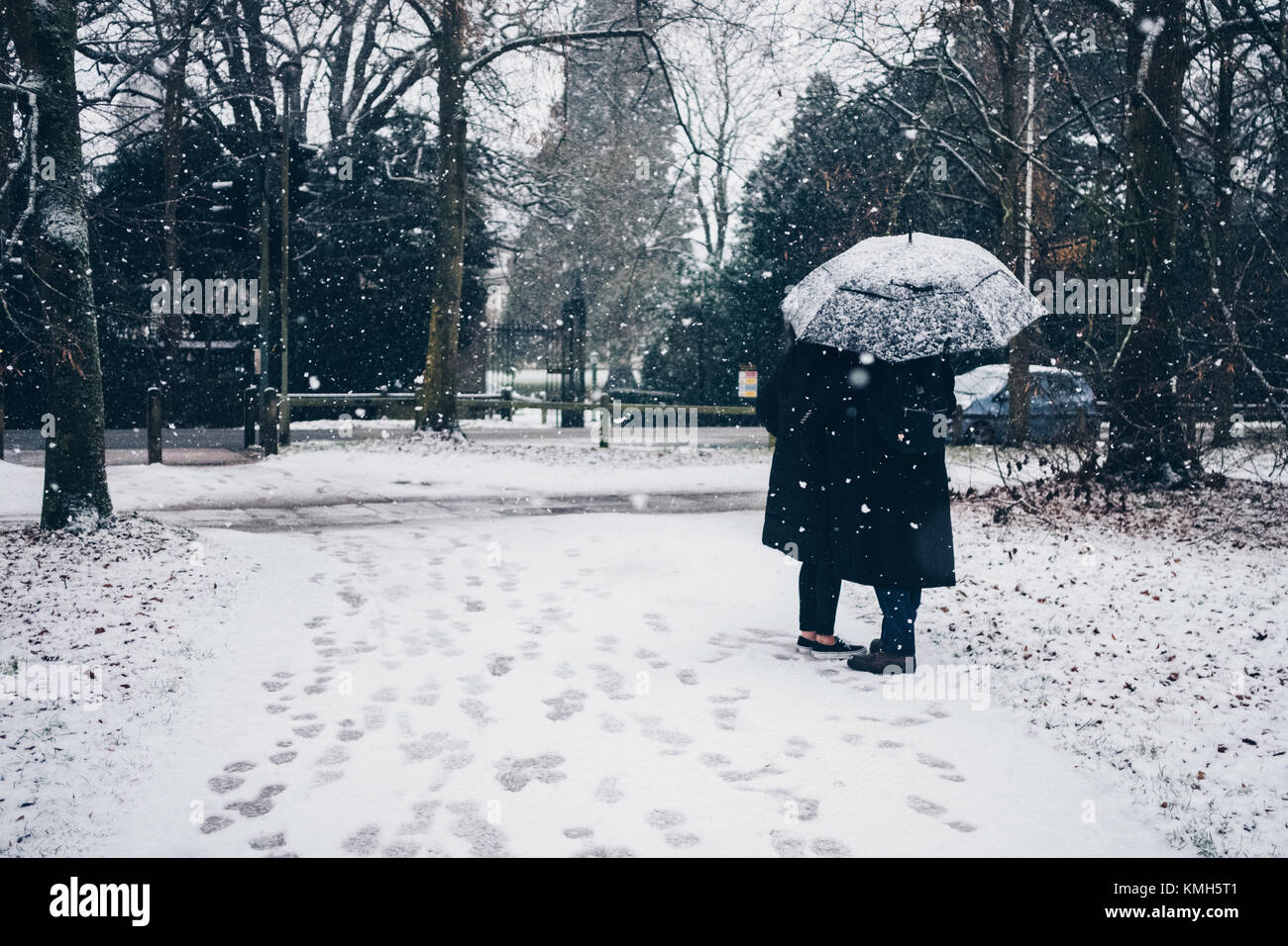 Cambridge, Cambridgeshire, Regno Unito. Decimo Dec, 2017. Meteo: giovane è in attesa in presenza di un notevole manto di neve in Cambridge. Credito: Gergo Toth/Alamy Live News Foto Stock