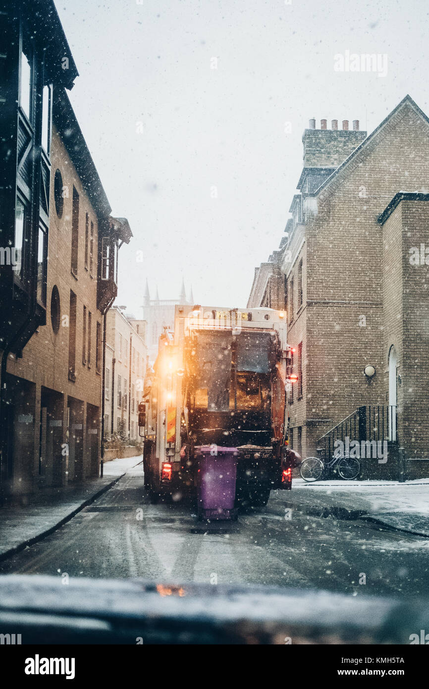 Cambridge, Cambridgeshire, Regno Unito. Decimo Dec, 2017. Meteo: camion della spazzatura al lavoro durante la nevicata in Cambridge. Credito: Gergo Toth/Alamy Live News Foto Stock