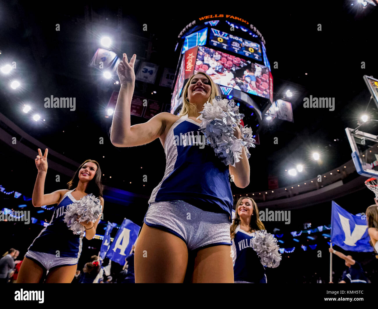 Philadelphia, Pennsylvania, USA. Decimo Dec, 2017. Dicembre 10, 2017: La danza di Villanova Team intrattiene la folla durante il match tra i Villanova Wildcats e La Salle esploratori presso la Wells Fargo Center su dicembre 10, 2017 in Philadelphia, PA. ( Foto da Scott Serio/ESW/CSM/Alamy Live News Foto Stock