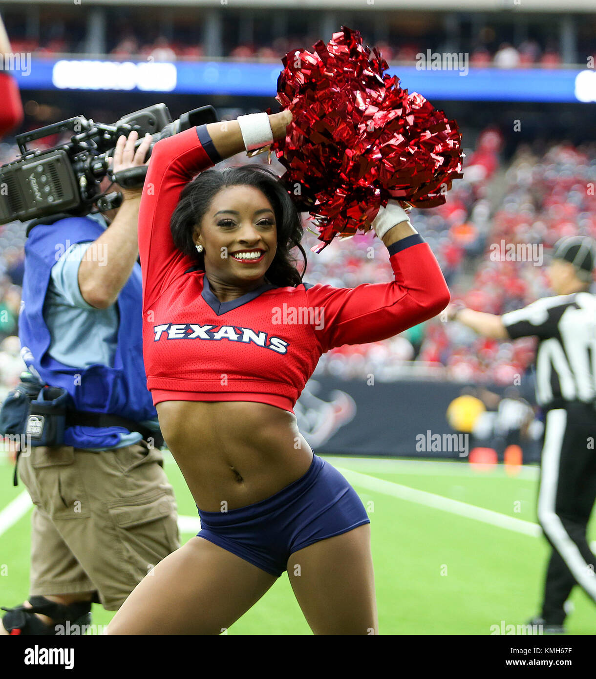 Stati Uniti Decimo Dec, 2017. Simone ginnasta Biles esegue durante la prima metà del San Francisco 49ers e Houston Texans al NRG Stadium di Houston, TX. John Glaser/CSM/Alamy Live News Foto Stock