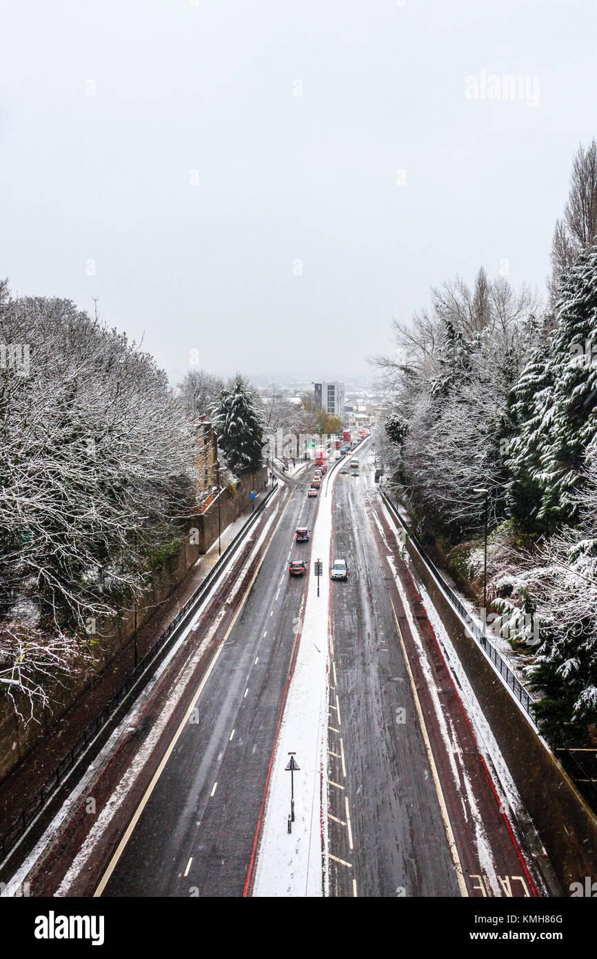 Highgate, Londra, Regno Unito. Il 10 dicembre 2017. La neve provoca interruzioni di viaggio ma porta la festosa atmosfera di Highgate a nord di Londra, Regno Unito Foto Stock