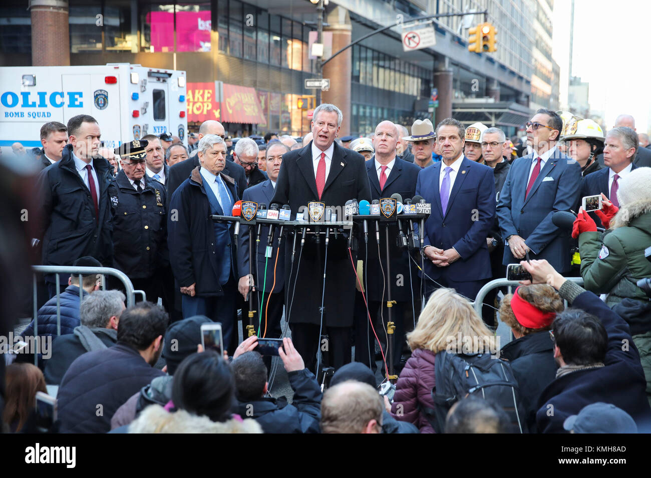 (171211) -- NEW YORK, Dicembre 11, 2017 (Xinhua) -- New York del sindaco Bill de Blasio (C) parla durante una conferenza stampa presso il sito del blast in New York, Stati Uniti, a Dic. 11, 2017. Quattro persone sono state ferite in un'esplosione in un passaggio nei pressi di Times Square Manhattan a New York City inizio lunedì mattina. Intorno a 7:20 del mattino ora locale, un 27-anno-vecchio uomo che aveva improvvisato, low-tech dispositivo esplosivo attaccato al suo corpo, intenzionalmente fatte detonare il dispositivo, ferendo se stesso e altri tre, New York City il commissario di polizia James O'Neil detto nel corso di una conferenza stampa svoltasi nei pressi del Foto Stock