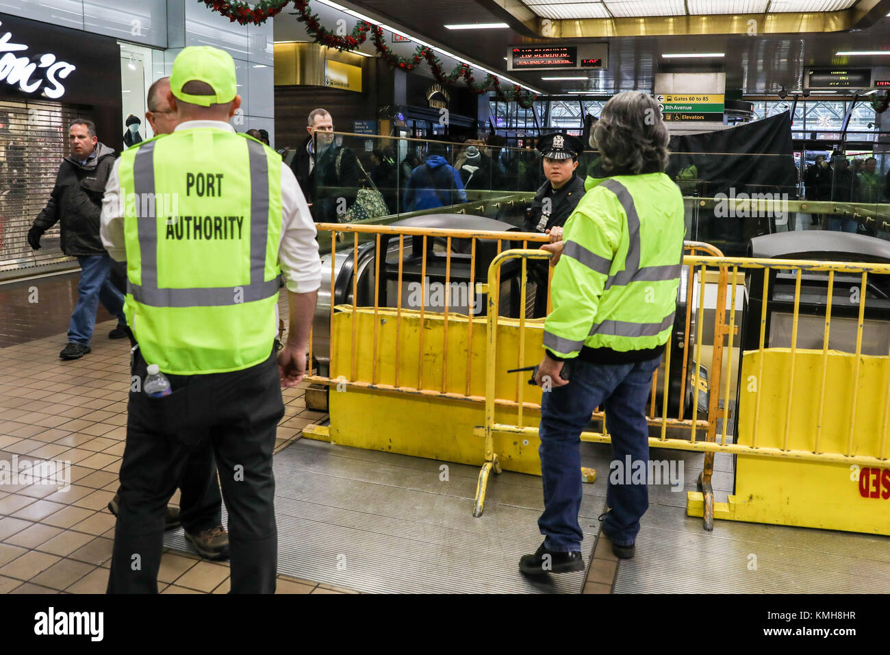 New York, Stati Uniti. Undicesimo Dec, 2017. Gli autobus a un terminal di autobus dopo un'esplosione sul sito nella città di New York lunedì sera. Un dispositivo esplosivo è stata fatta esplodere a una fermata della metropolitana e dalla stazione degli autobus nel centro di Manhattan, a New York, a circa 7:30 am (ora locale ) questo lunedì (11). Un sospetto, identificato come Akayed Ullah, 27, era stato arrestato. Feriti, fu ricoverato in ospedale. (Foto: VANESSA CARVALHO/BRASILE PHOTO PRESS) Credito: Brasile Photo Press/Alamy Live News Foto Stock