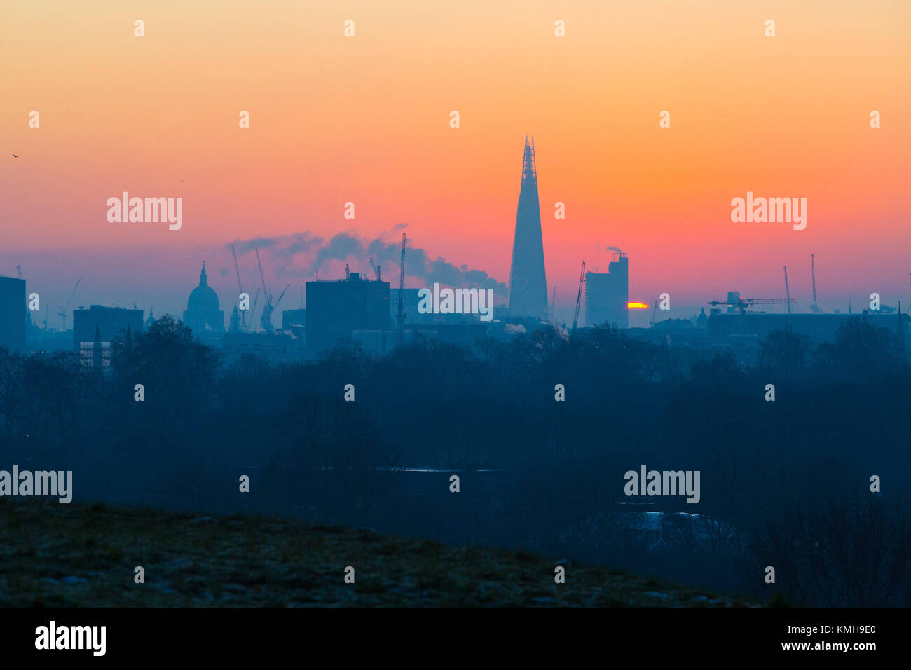 Londra, Regno Unito. 12 Dic, 2017. Londra, 12 dicembre 2017. Il sole sorge su una chiara molto fredda mattina a Londra, visto da di Primrose Hill a Camden. Credito: Paolo Davey/Alamy Live News Foto Stock