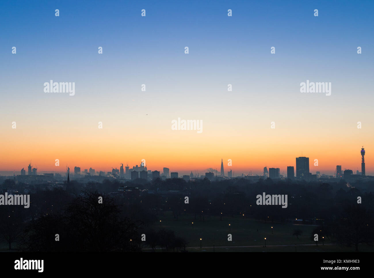Londra, Regno Unito. 12 Dic, 2017. Londra, 12 dicembre 2017. London skyline attende il sorgere del sole su una chiara molto fredda mattina a Londra, visto da di Primrose Hill a Camden. Credito: Paolo Davey/Alamy Live News Foto Stock