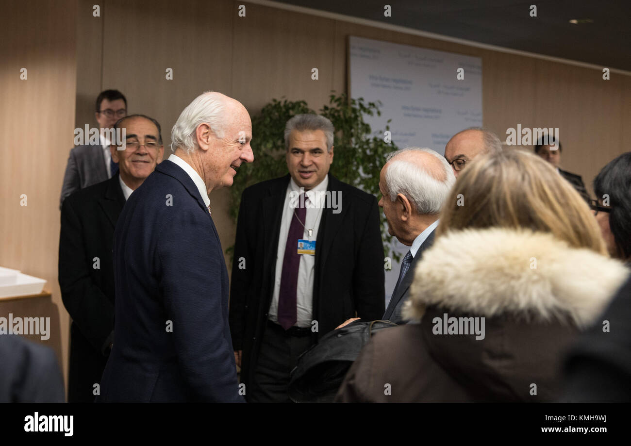 Ginevra, Svizzera. 12 Dic, 2017. L inviato speciale dell ONU per la Siria Staffan de Mistura (1L) accoglie favorevolmente i membri della delegazione della negoziazione siriano Commissione (SNC) prima di una riunione della Intra Siria colloqui presso la sede europea delle Nazioni Unite a Ginevra, in Svizzera, il 12 dic. 2017. Credito: piscina/Xu Jinquan/Xinhua/Alamy Live News Foto Stock