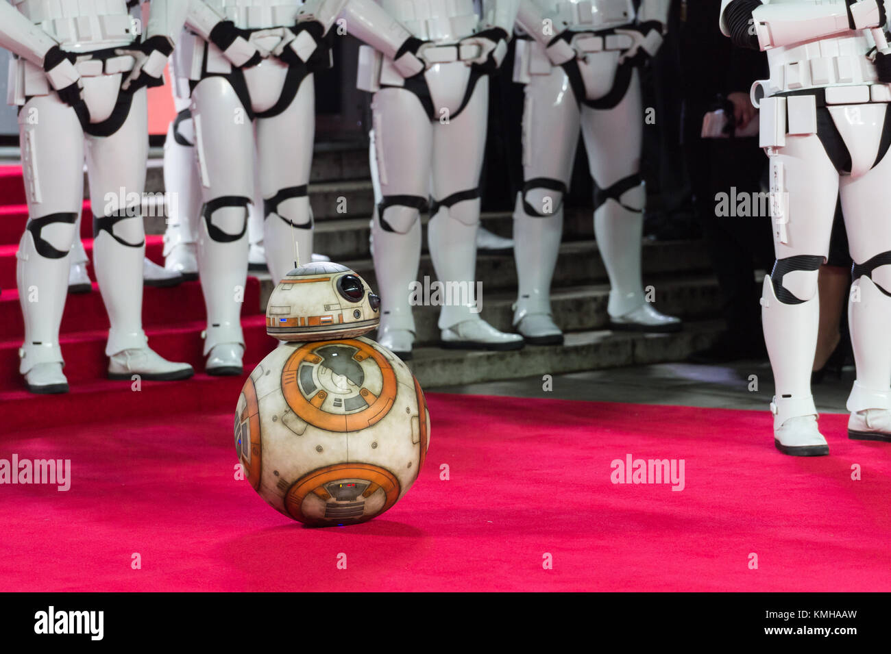 Londra, Regno Unito. 12 Dic, 2017. Robot BB-8 presso il tappeto rosso per il cinema europeo premiere di "Guerre Stellari: ultimi Jedi" presso la Royal Albert Hall di Londra. Credito: Wiktor Szymanowicz/Alamy Live News Foto Stock