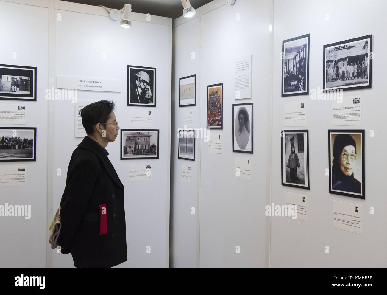 Hong Kong. Xiii Dec, 2017. Un visitatore visualizza le foto in una mostra di Nanjing massacro nel sud della Cina di Hong Kong, 13 dicembre 2017, in occasione della Cina il National Memorial Day per il massacro di Nanjing vittime. Credito: Liu Yun/Xinhua/Alamy Live News Foto Stock