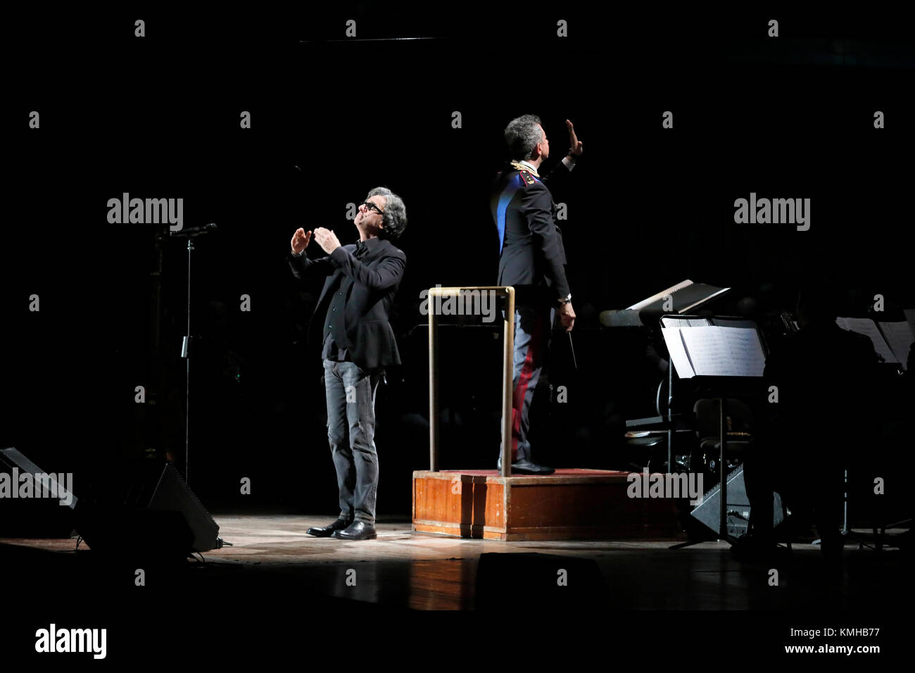 Roma, Italia - 11 dicembre 2017: Gaetano Curreri canta sul palco dell'Auditorium Parco della Musica in occasione del concerto della Polizia di Stato banda, "esserci sempre, con musica e parole". Foto Stock