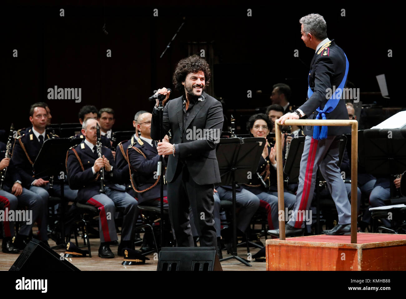 Roma, Italia - 11 dicembre 2017: il cantante Francesco Renga sul palco dell'Auditorium Parco della Musica in occasione del concerto della Polizia di Stato banda, "esserci sempre, con musica e parole". Foto Stock