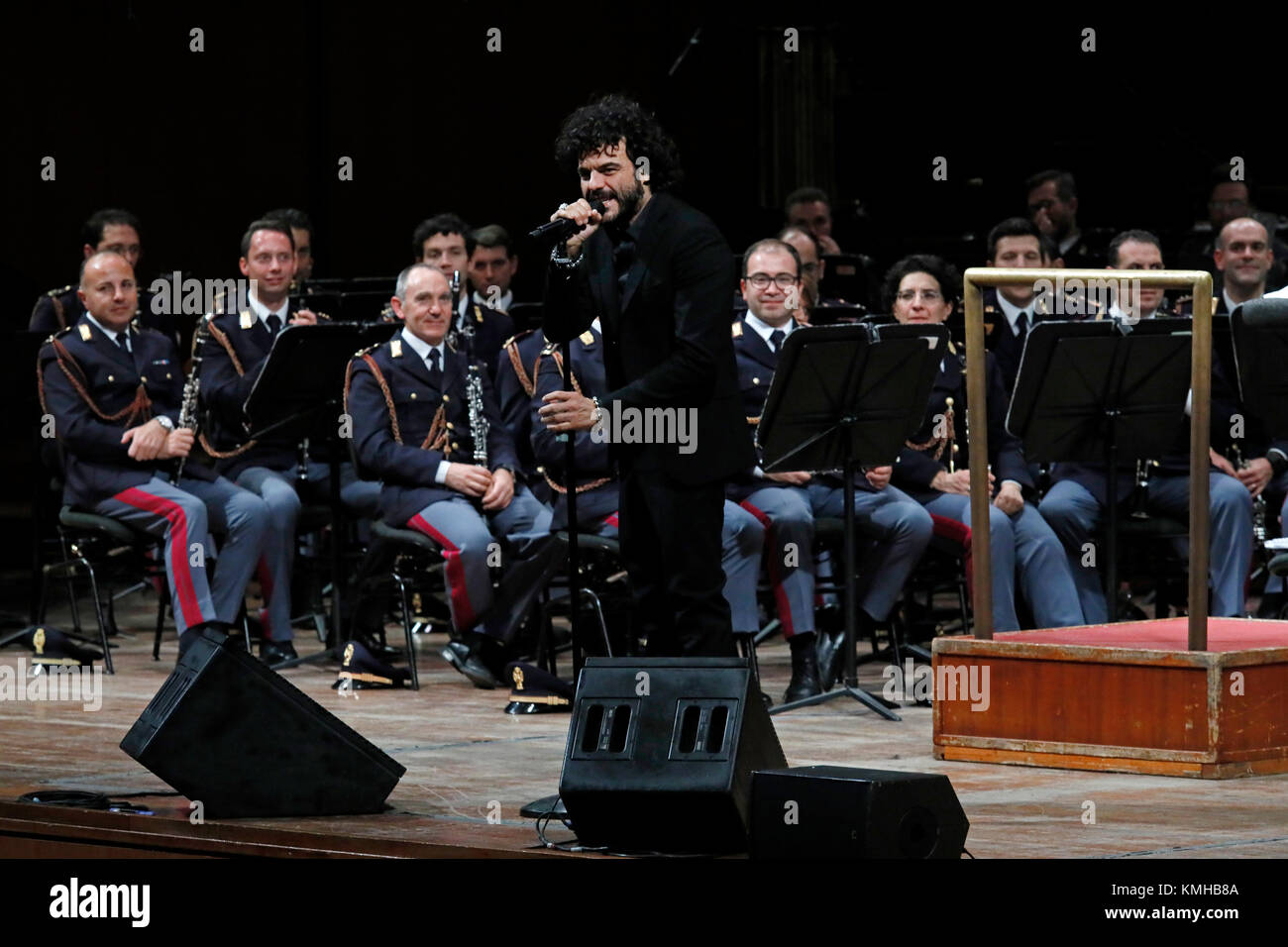 Roma, Italia - 11 dicembre 2017: il cantante Francesco Renga sul palco dell'Auditorium Parco della Musica in occasione del concerto della Polizia di Stato banda, "esserci sempre, con musica e parole". Foto Stock