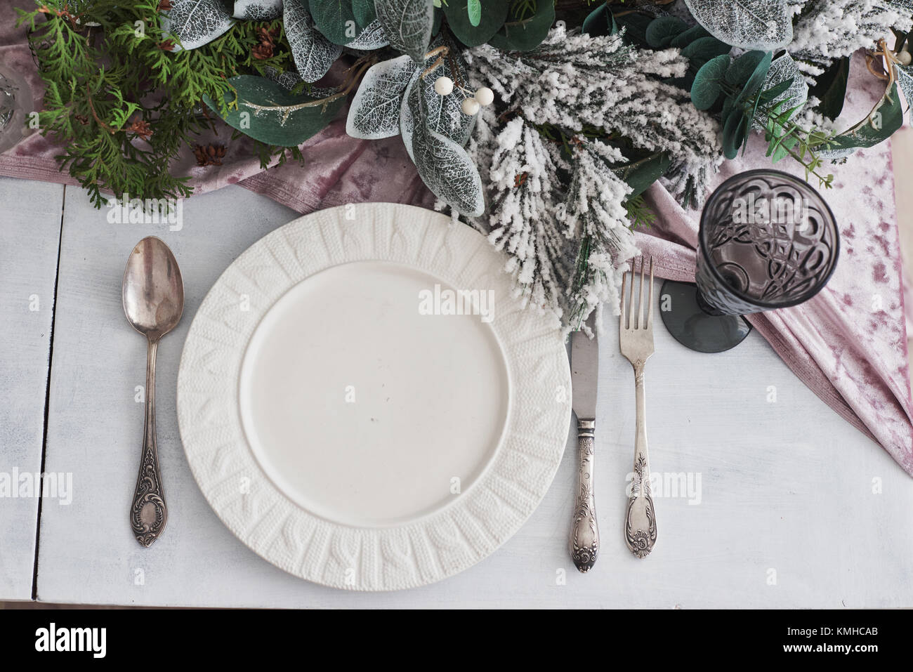 La tabella è servita per la cena di Natale in soggiorno, vista dall'alto. Foto Stock