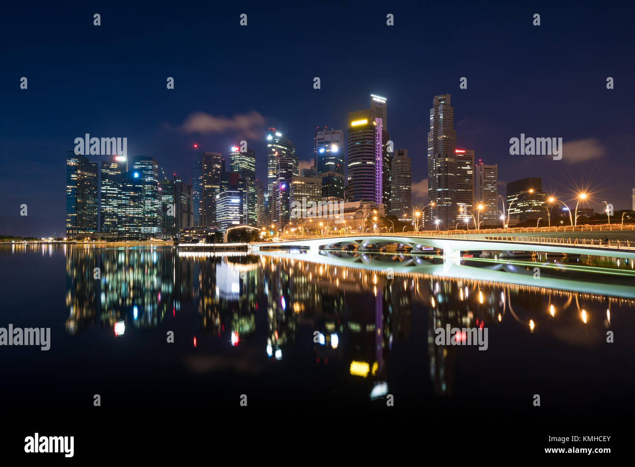 Singapore business district skyline di notte di Marina Bay, Singapore. Foto Stock
