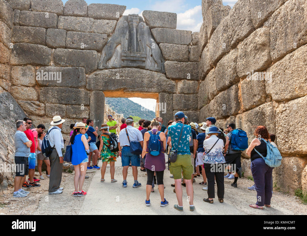 Gruppo di turisti presso la Porta del Leone a Micene, Mikines, Peloponneso, Grecia Foto Stock