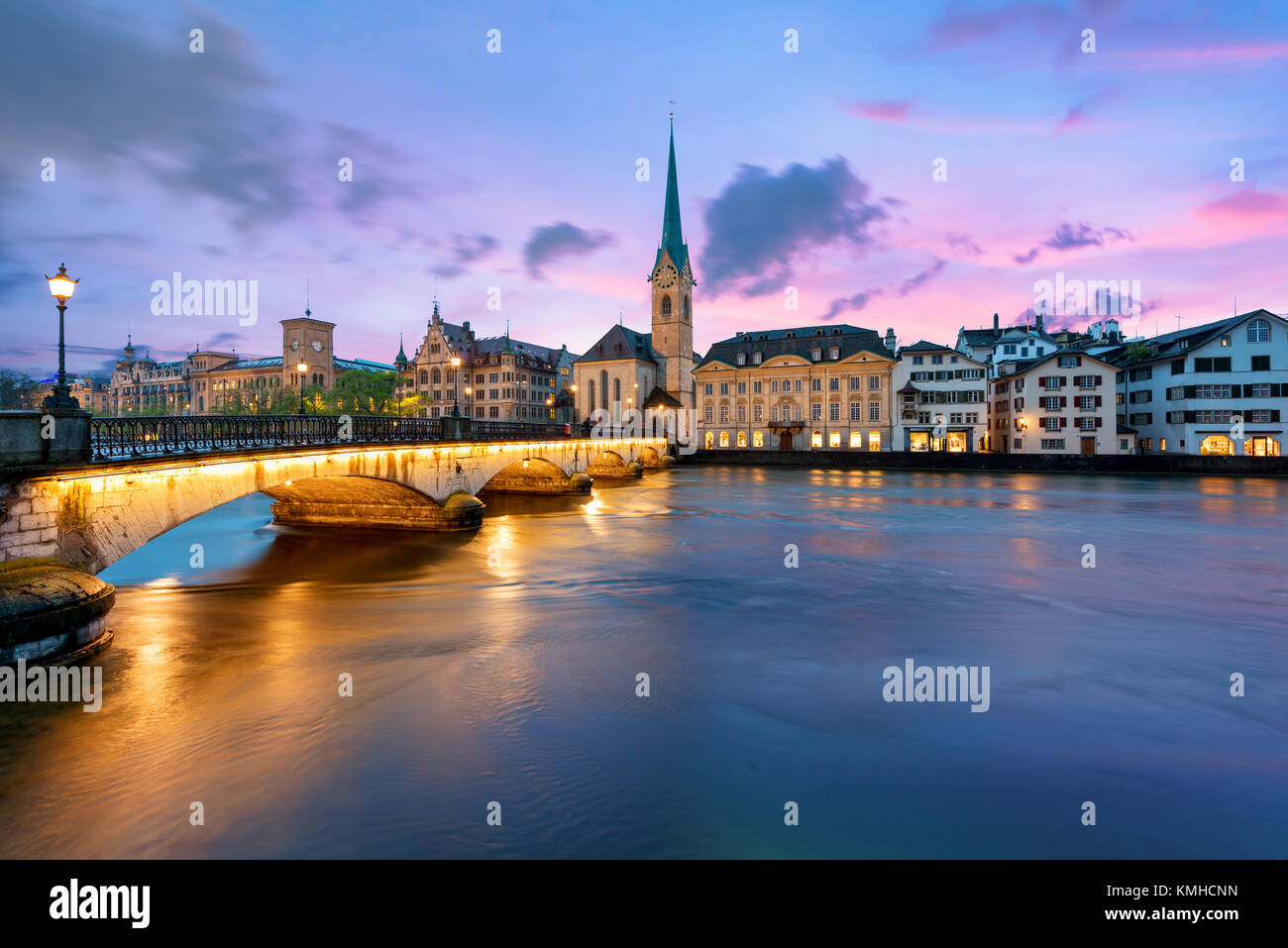 Vista panoramica dello storico centro di Zurigo con la famosa Chiesa di Fraumuenster e fiume Limmat presso il lago di Zurigo , in Twilight, il Cantone di Zurigo, Switzerl Foto Stock