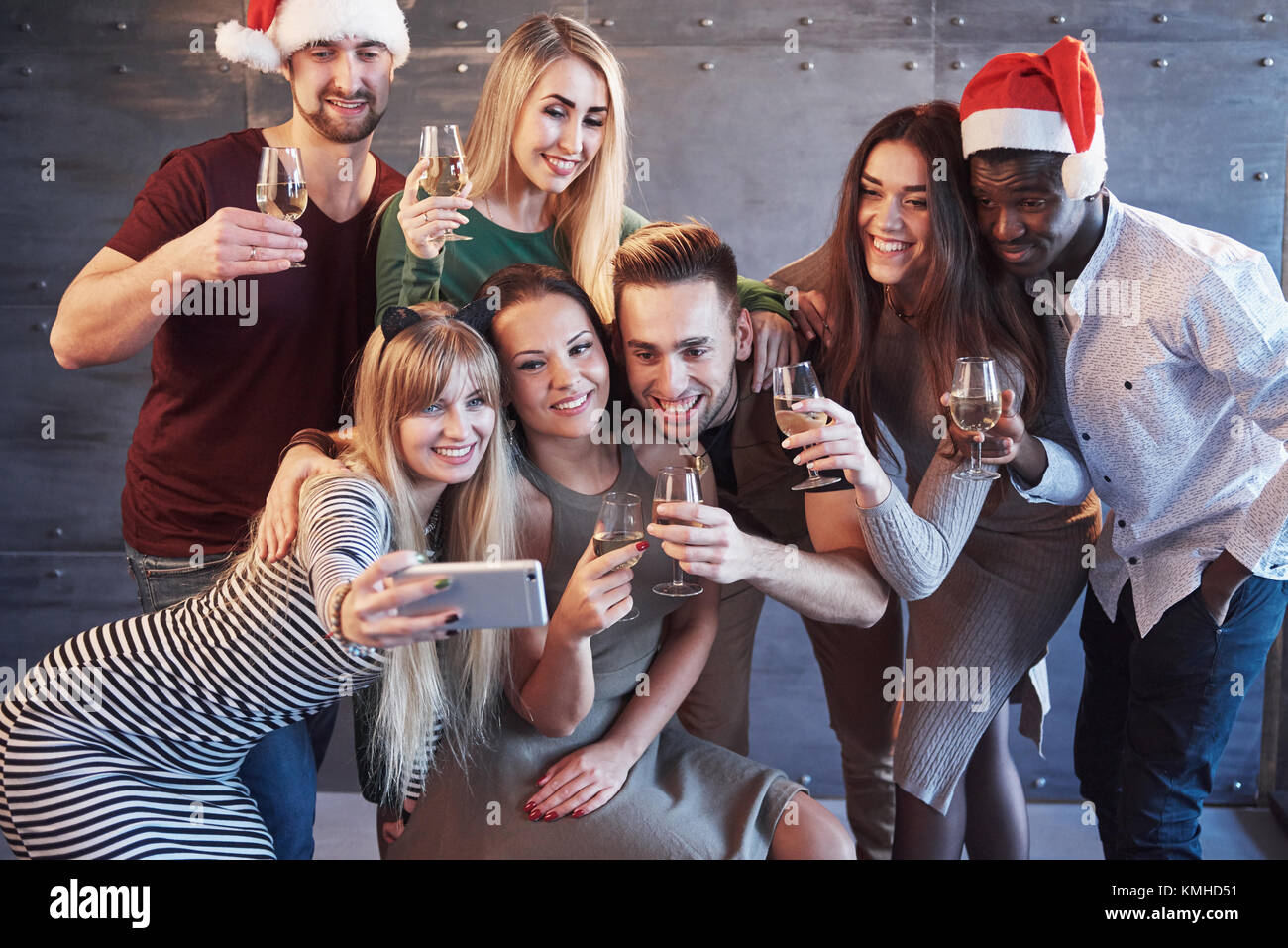 Gruppo giovane e bella gente facendo selfie nella festa di capodanno,  migliori amici ragazze e ragazzi insieme divertendosi, creando uno stile di  vita il concetto di persone. Hat Foto stock - Alamy