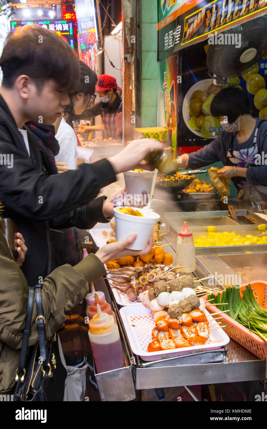 Persone che acquistano il cibo sulla strada di Hong Kong Foto Stock