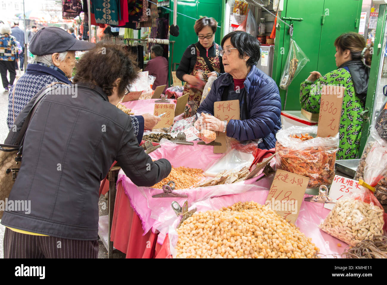 Persone che acquistano il cibo sulla strada di Hong Kong Foto Stock