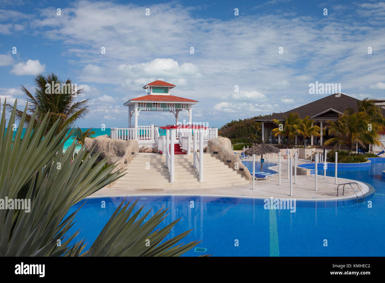 Santa Maria, Cuba - gennaio 31,2017: piscina in albergo Gaviota cayo santa maria.cuba industria principale è diventato viaggi e turismo. Foto Stock