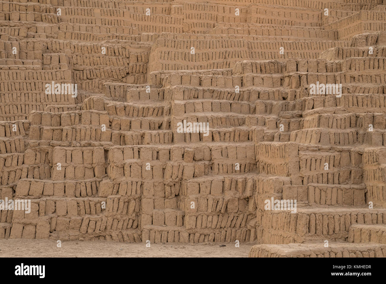 Huaca Pucllana o huaca juliana, un enorme adobe e piramide di argilla nel quartiere di Miraflores, centro di Lima, Perù, Sud America, costruito intorno al 500 D.C. Foto Stock