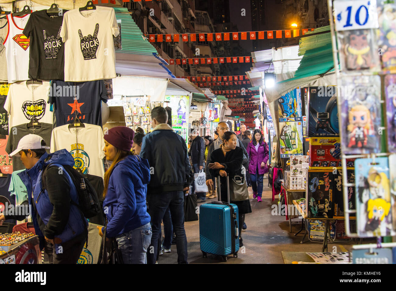 Una vista della gente che cammina in il Mercato Notturno di Temple Street a Hong Kong Foto Stock