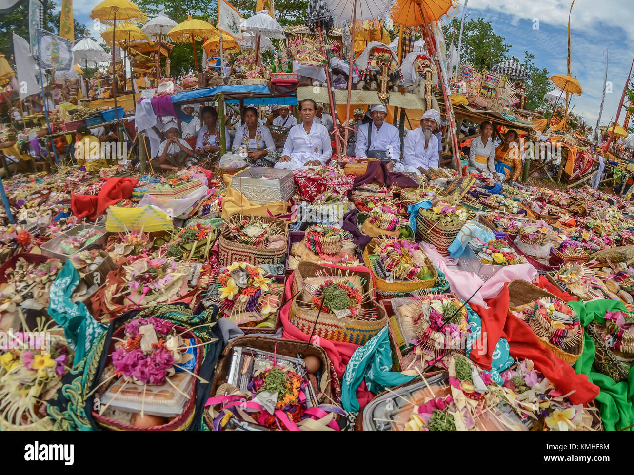 Processione dei Melasti da parte della comunità indù di Bali lontano dalla loro patria nell'isola di Sulawesi. Foto Stock