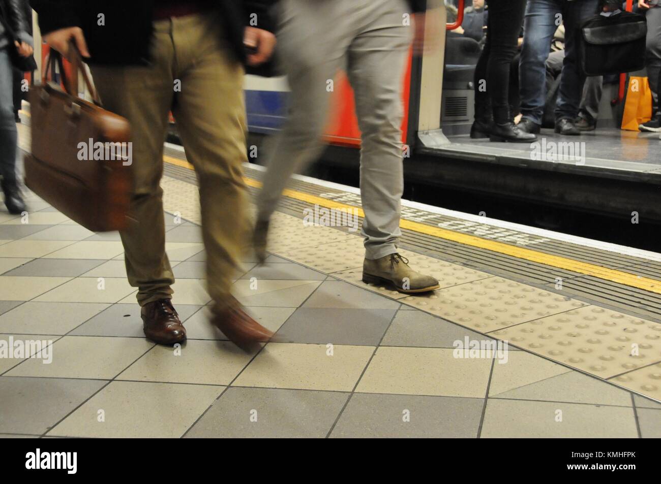 Pendolari sulla Central line della metropolitana di Londra. Foto Stock