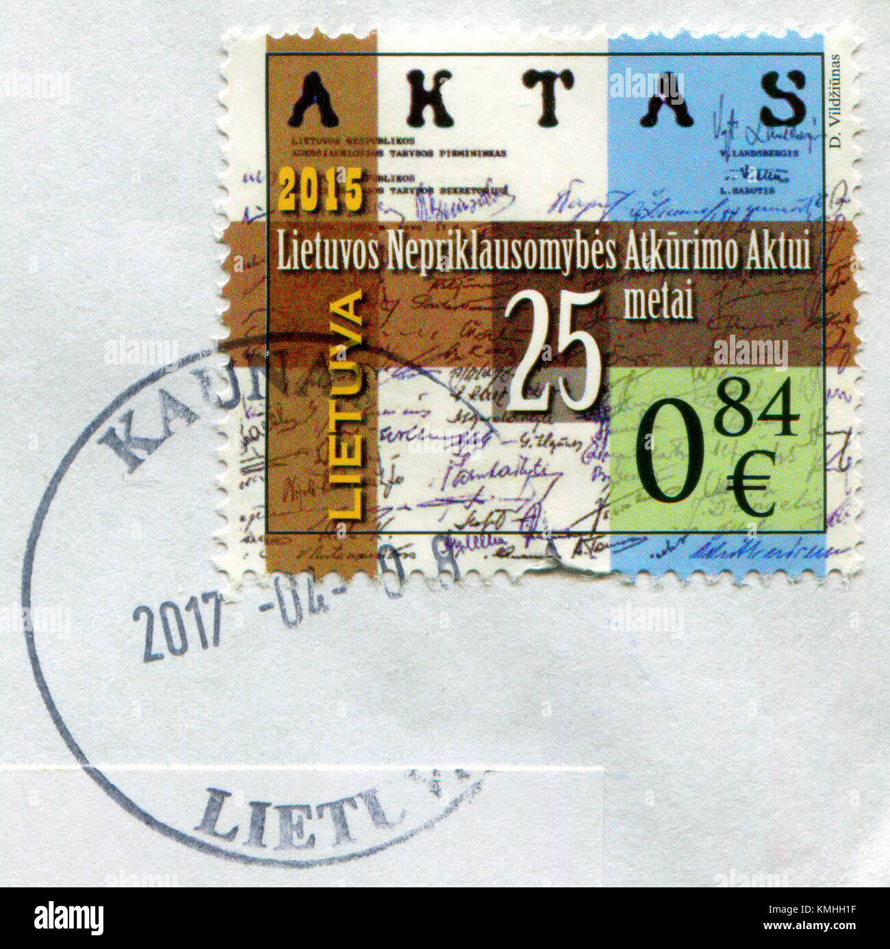 GOMEL, BIELORUSSIA, 6 DICEMBRE 2017, il francobollo stampato in Lituania mostra l'immagine dell'atto di ripristino dell'indipendenza della Lituania, intorno al 2015. Foto Stock